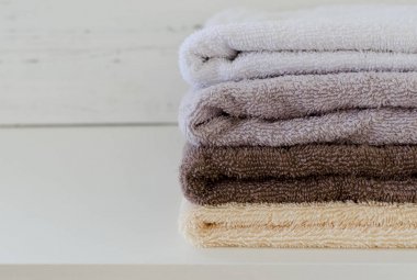 Beyaz ahşap zemin üzerinde havlu yığını