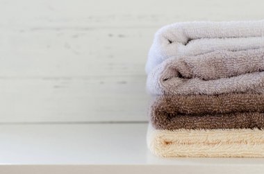 Beyaz ahşap zemin üzerinde havlu yığını