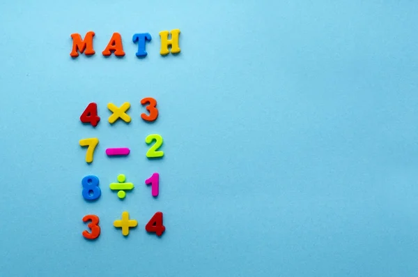 Математические действия на синем бумажном фоне — стоковое фото