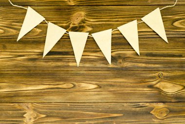 Craft kağıt bayrakları garland ahşap arka plan üzerinde parti