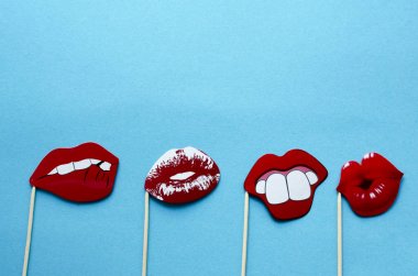 sahne-ağız ve dudaklar mavi zemin üzerine fotoğraf