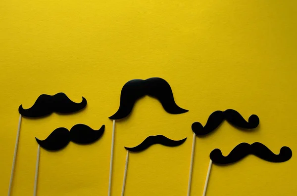 Accessoires photo - moustache en papier noir sur fond jaune Photos De Stock Libres De Droits