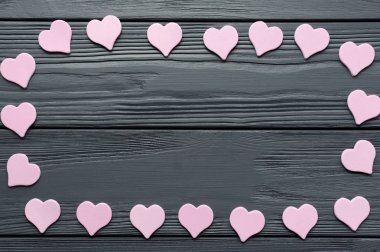 gri ahşap zemin üzerine kağıt pembe Kalpler