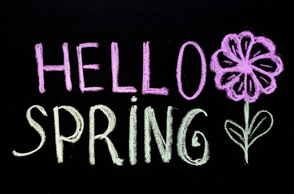 Giz desenho texto "Olá primavera" no quadro negro — Fotografia de Stock