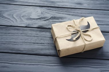 kraft kağıt kağıt bıyık gri Wood ile sarılmış hediye kutusu