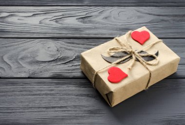 kraft kağıt kağıt bıyıklı hediye kutusu sarılı ve kırmızı duymak