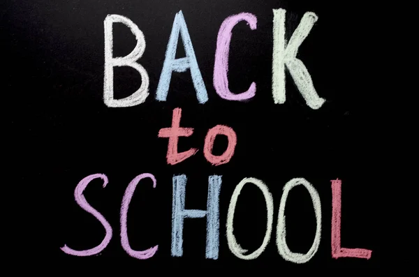 Kézi írás szöveget vissza "az iskola" a chalkboard — Stock Fotó