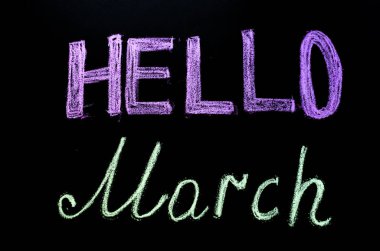 parlak tebeşir çizilmiş metin ' Merhaba march'on yazı tahtası