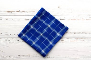  Beyaz vintage ahşap masa üzerine mavi mutfak kumaş. kopya alanı