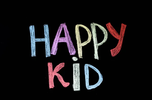 Χρωματισμένα χέρι σχέδιο κειμένου «happy kid» στον μαυροπίνακα — Φωτογραφία Αρχείου
