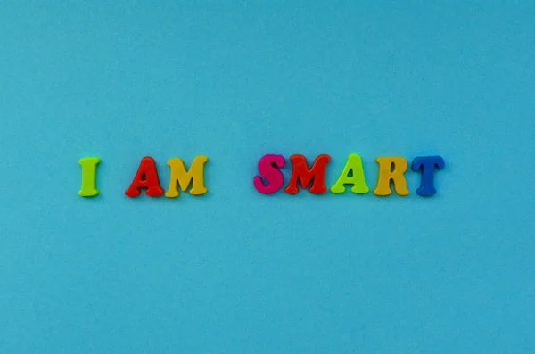 Πολύχρωμο κείμενο «είμαι έξυπνος» μαγνητικά γράμματα σε μπλε χαρτί β — Φωτογραφία Αρχείου