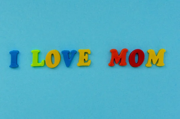 Красочный текст "я люблю маму" из магнитных букв на голубой бумаге б — стоковое фото