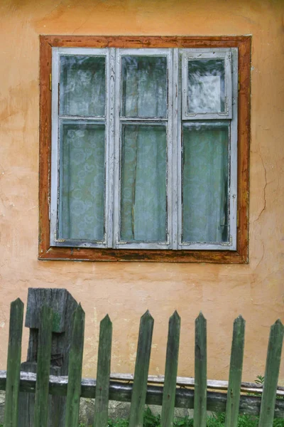 Старое окно на историческое здание деревни — стоковое фото