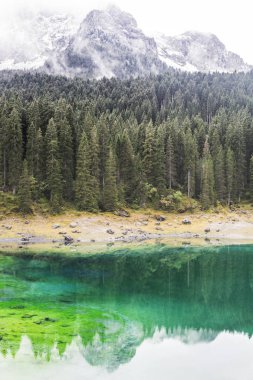 Ruby on Rails dağ ve su yansıma Alpler, Dolomites, İtalya