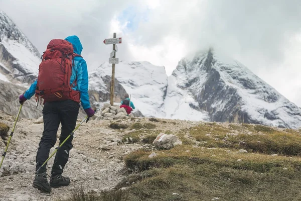 İnsanlar etrafında dağ yollarında hiking