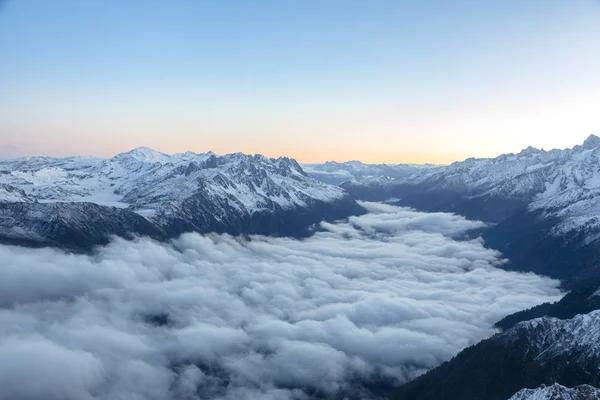 Ráno mraky v francouzských Alpách tvořících mystická krajina nad údolím — Stock fotografie