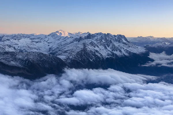 Zataženo hory krajina v francouzských Alpách během východu slunce — Stock fotografie