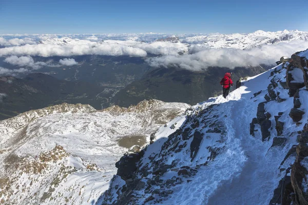 Horolezectví, vzestupně nahoru nad mraky ve francouzských Alpách — Stock fotografie