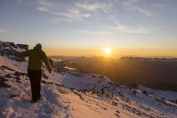 Touriste rencontre le coucher du soleil dans les Alpes françaises — Photo