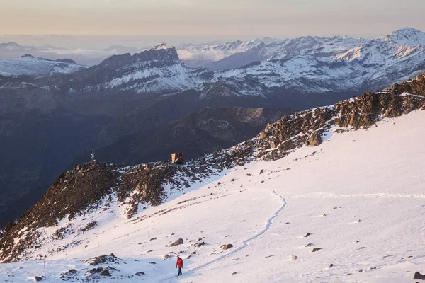 Caminho na neve nos Alpes franceses ao pôr do sol — Fotografia de Stock