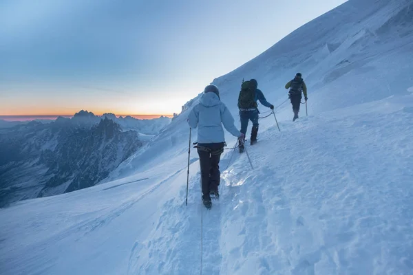 Hegymászás, növekvő a francia Alpok tetejére. Chamonix, Franciaország — Stock Fotó