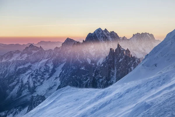 Blick auf die felsigen Gipfel der aiguille du midi bei Sonnenaufgang — Stockfoto