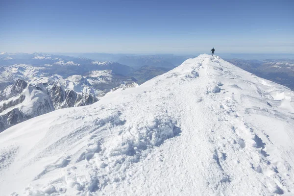 Hegymászás, növekvő a csúcsra a mount Mont Blanc francia Alpokban. Chamonix, Franciaország — Stock Fotó