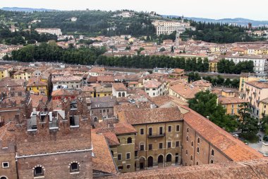 Verona, Veneto, İtalya manzarası, Lamberti kulesinden tarihi bölüm manzarası, Torre dei Lamberti