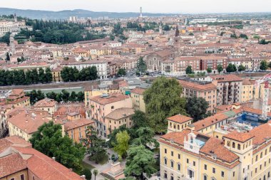 Verona, Veneto, İtalya manzarası, Lamberti kulesinden tarihi bölüm manzarası, Torre dei Lamberti