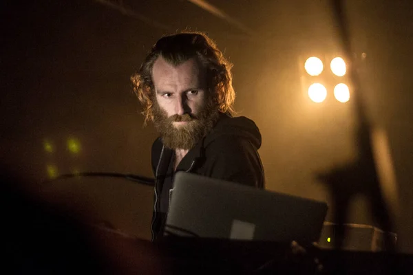 KYIV / UKRAINE - 21 Kasım 2015: Ben Frost Sanat Toplantıları Festivali 'nde canlı müzik yapıyor