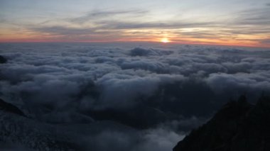 Cosmiques Hut 'tan güzel bulutlar, Aiguille du Midi' nin akşam ışığı, Chamonix-Mont-Blanc, Fransa