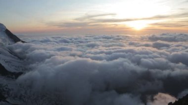 Cosmiques Hut 'tan güzel bulutlar, Aiguille du Midi' nin akşam ışığı, Chamonix-Mont-Blanc, Fransa