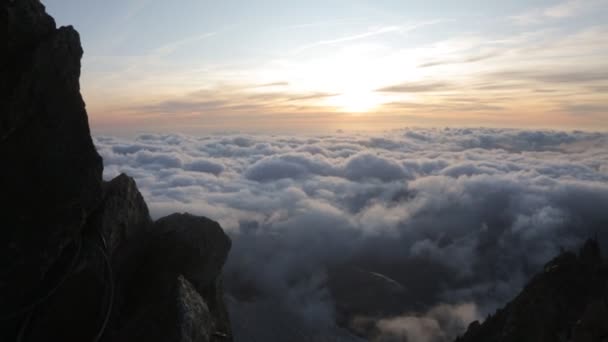 在法国夏莫尼克斯 勃朗峰 黄昏时分 从Aiguille Midi的The Cosmiques Hut看美丽的云彩 — 图库视频影像