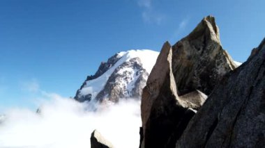 Mont-Blanc du Tacul 'un önündeki büyük kaya, Chamonix-Mont-Blanc, Fransa 