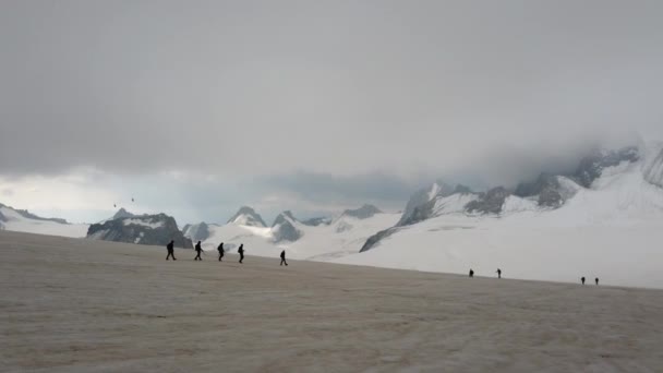 Αλπινιστές Στην Ομίχλη Που Κατεβαίνει Κοντά Στο Mont Blanc Tacul — Αρχείο Βίντεο