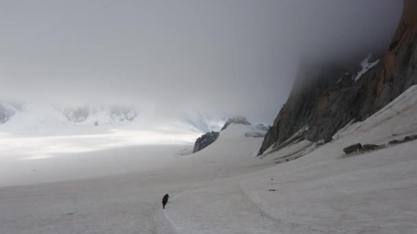 Alpiniści Mgle Schodzący Pobliżu Mont Blanc Tacul Chamonix Mont Blanc — Wideo stockowe