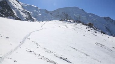 Fransız Alpleri 'ndeki Tete Rousse sığınağına. Idyllic macera tatili. Yürüyüş konseptinin manzaralı görüntüsü. Alp Dağları 'nda mükemmel bir an. Konum Mont Blanc, Fransa.