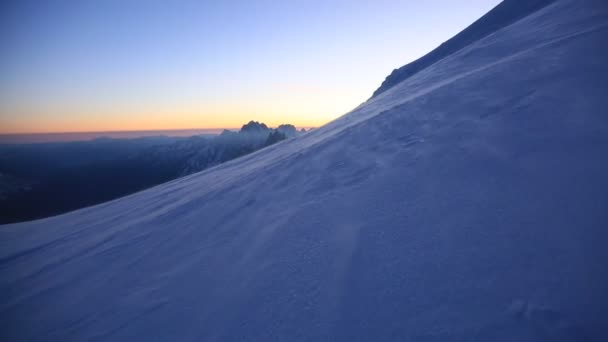 Alpinistas Escalando Mont Blanc Sobre Refugio Gouter Durante Fuerte Viento — Vídeos de Stock