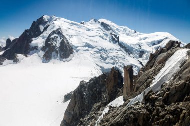 Mont Blanc 'ın Mont-blanc du Tacul, Mont Maudit ve Mont-Blanc dağları üzerinde üç atlı rotası (par les 3 monts) vardır. Aiguille du Midi Chamonix Fransa 'dan görüntü