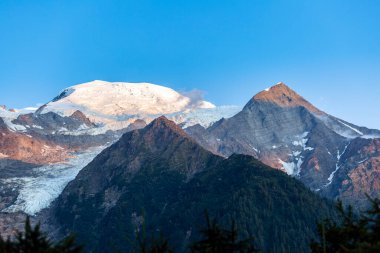Akşam günbatımında Mont-Blanc topluluğunun görüntüsü, Chamonix-Mont-Blanc, Fransa