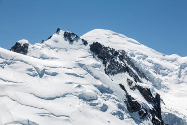 Mont Blanc 'ın Mont-blanc du Tacul, Mont Maudit ve Mont-Blanc dağları üzerinde üç atlı rotası (par les 3 monts) vardır. Aiguille du Midi Chamonix Fransa 'dan görüntü