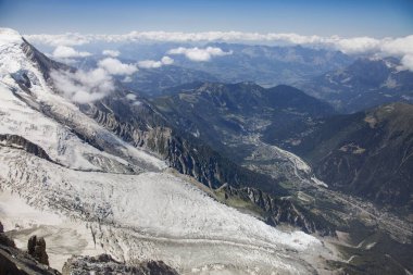 Alpler, Chamonix Mont-Blan, Fransa arasındaki Bossons buzulu ve Chamonix dağ vadisinde güzel bir manzara.