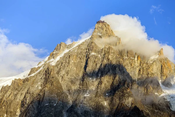 Fransız Alplerindeki Chamonix Mont-Blanc 'tan Aiguille du Midi akşam manzarası