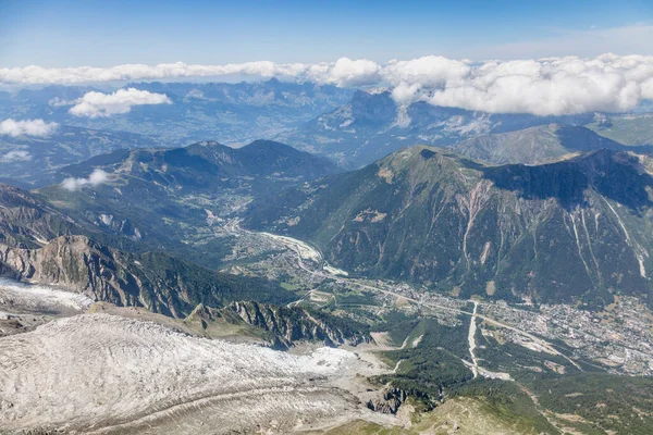 Chamonix dağ vadisinde Alpler, Chamonix Mont-Blan, Fransa arasında güzel bir manzara var.