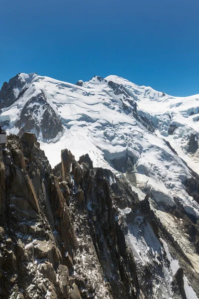 モンブラン タクル ムード アルプス山脈の3つのマウントルート ル3ヶ月 モンブランをマウントします Aiguille Midi Chamonix Franceからの眺め — ストック写真