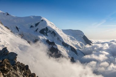 Dome du Gouter yakınlarında bulut ve sis ve Fransız Alplerinde Bosson buzulu Mont Blanc yığını. Cosmique Sığınağı 'nın manzarası, Chamonix, Fransa. Dağlık arazide mükemmel bir an..