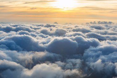 Derbeder Alpler 'in üzerinde dramatik günbatımı gökyüzü. Cosmique Sığınağı 'nın manzarası, Chamonix, Fransa. Dağlık arazide mükemmel bir an..