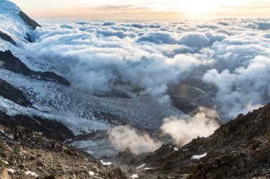 Derbeder Alpler 'in üzerinde dramatik günbatımı gökyüzü. Cosmique Sığınağı 'nın manzarası, Chamonix, Fransa. Dağlık arazide mükemmel bir an..