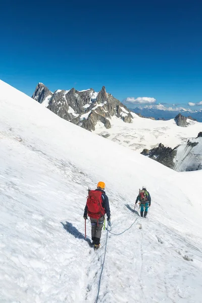 Alpinisté Lanem Horolezeckými Nástroji Col Midi Před Grandes Jorasses Masiv — Stock fotografie