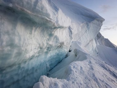 Fransa 'nın Chamonix-Mont-Blanc bölgesindeki Mont Maudit' te buzul yarığı olan büyük bir kar yığını.